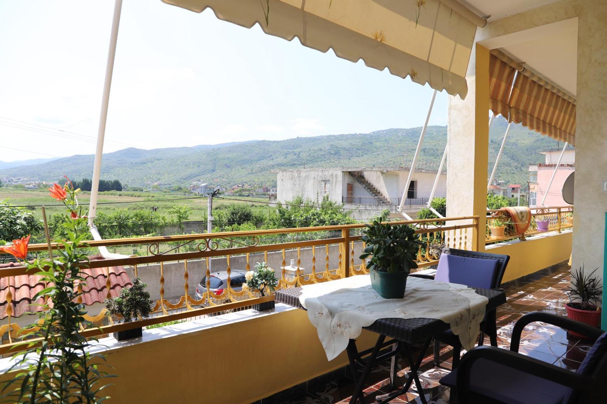 Raisa Guesthouse 12 Berat Luaran gambar
